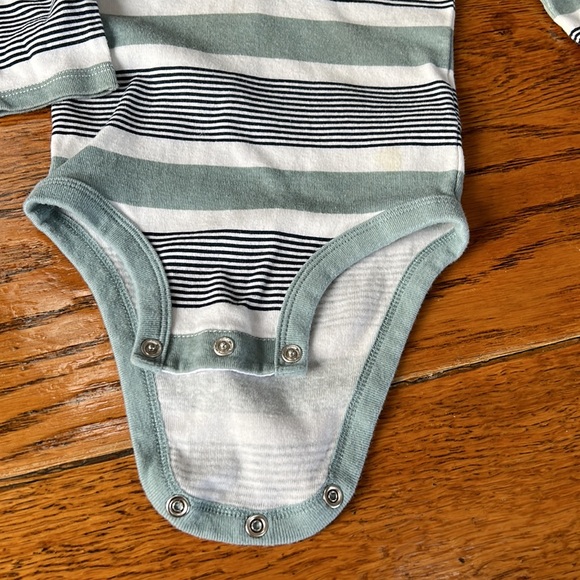 Carter’s long sleeve infant hoodie tee shirt. Infant size 18 months. - Picture 5 of 7